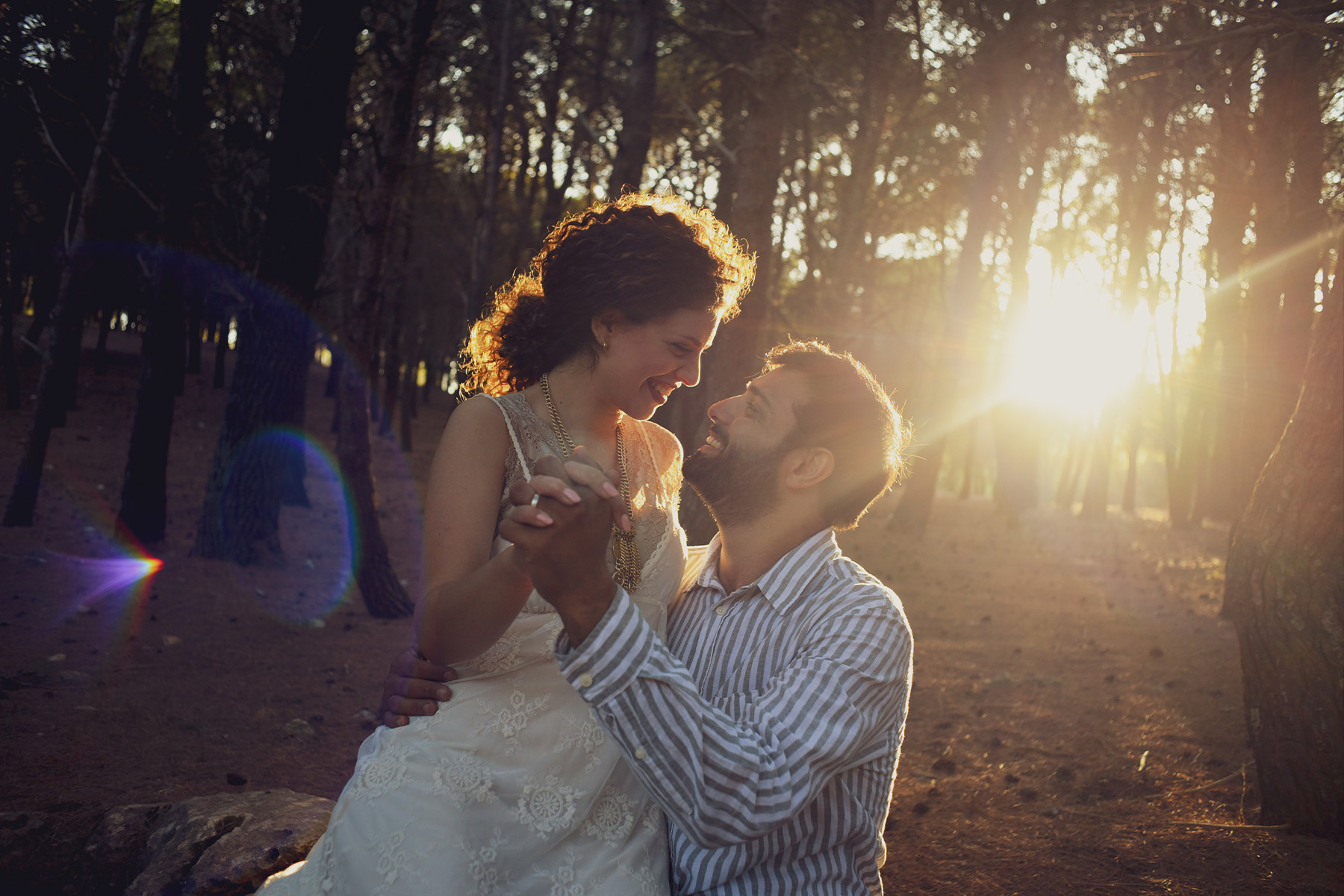 Un servizio fotografico di pre wedding nel bosco è perfetto per chi ama la magia dei sentieri nascosti e il silenzio espressivo della natura.