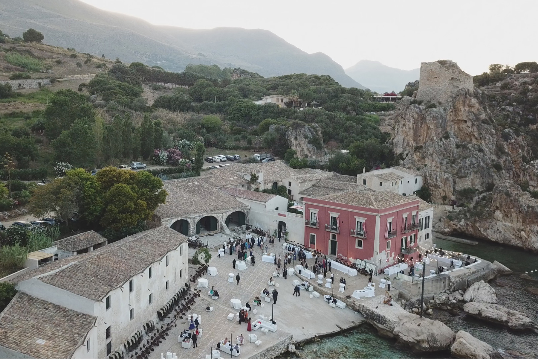 Come fotografo in Sicilia, ho la fortuna di lavorare nei luoghi più belli dell’isola. Alla Tonnara di Scopello, ogni matrimonio è magia.